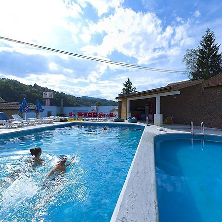 Vila Etna Hotel Ugrinovci  Buitenkant foto