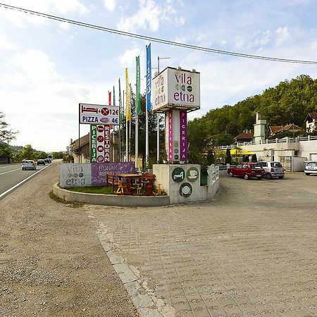 Vila Etna Hotel Ugrinovci  Buitenkant foto