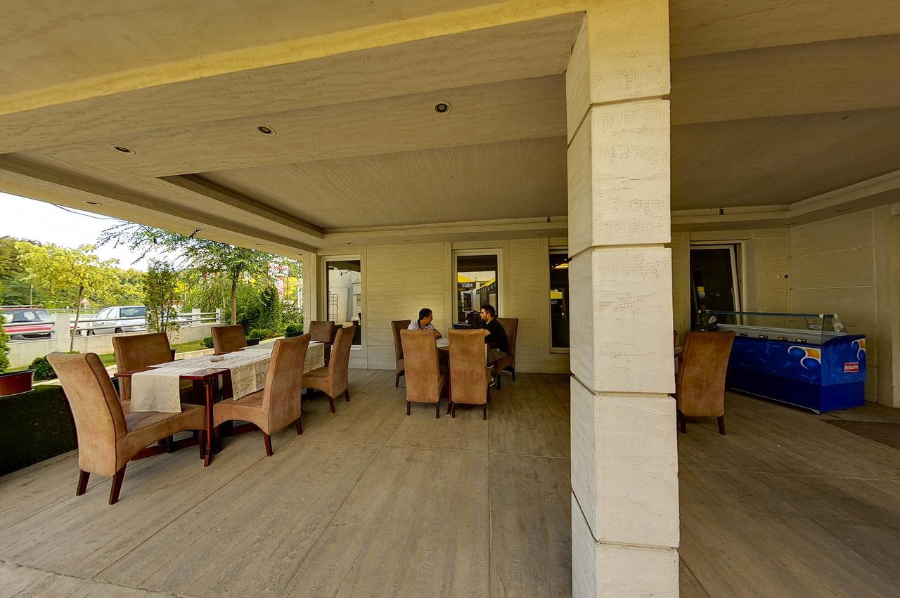 Vila Etna Hotel Ugrinovci  Buitenkant foto