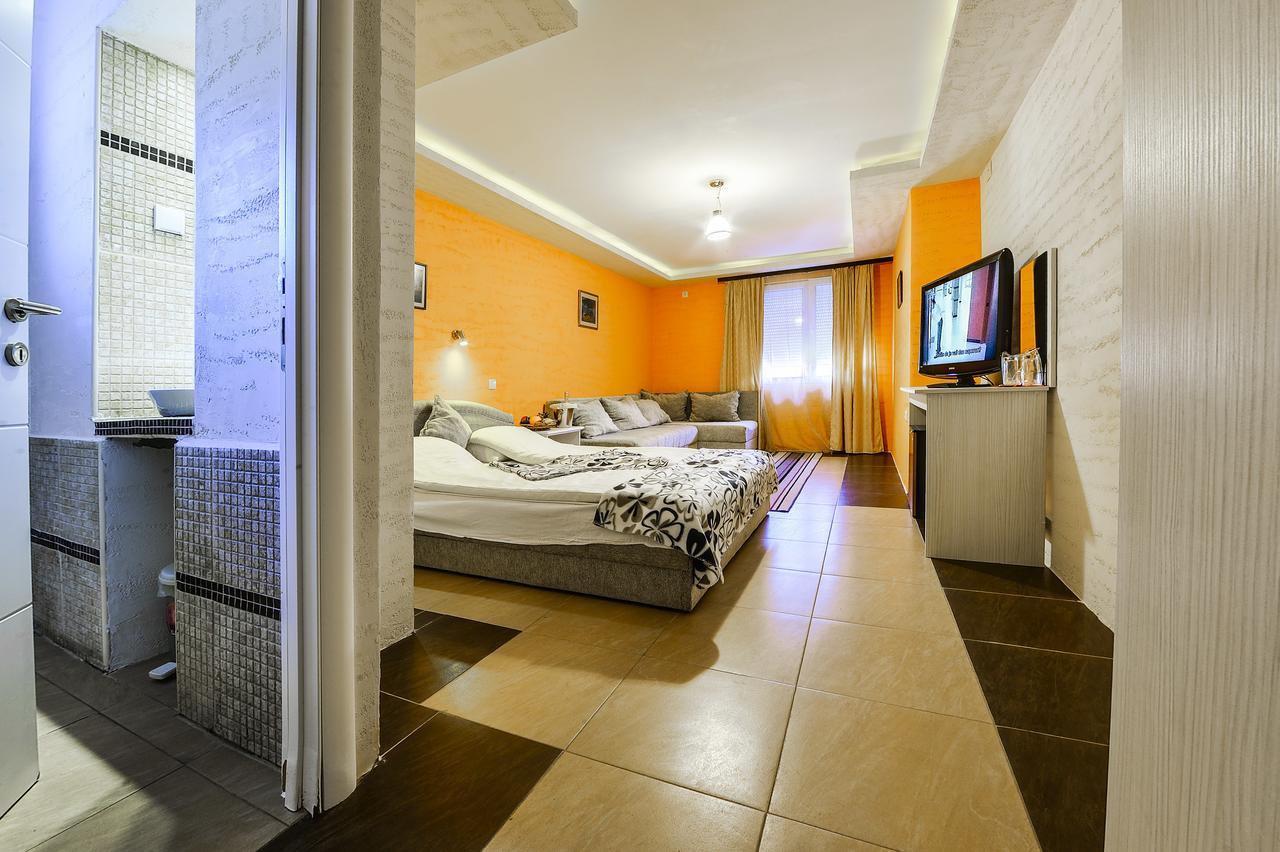 Vila Etna Hotel Ugrinovci  Buitenkant foto