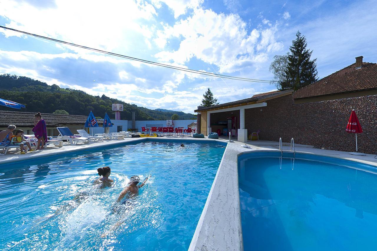 Vila Etna Hotel Ugrinovci  Buitenkant foto