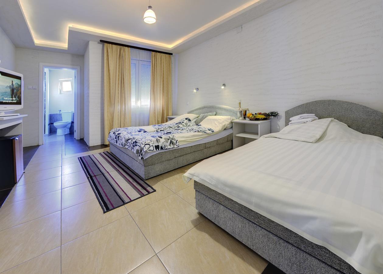 Vila Etna Hotel Ugrinovci  Kamer foto