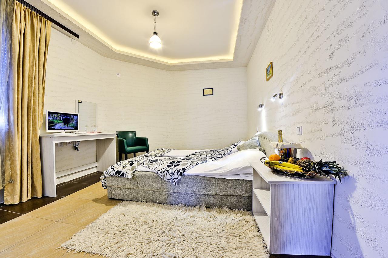 Vila Etna Hotel Ugrinovci  Kamer foto