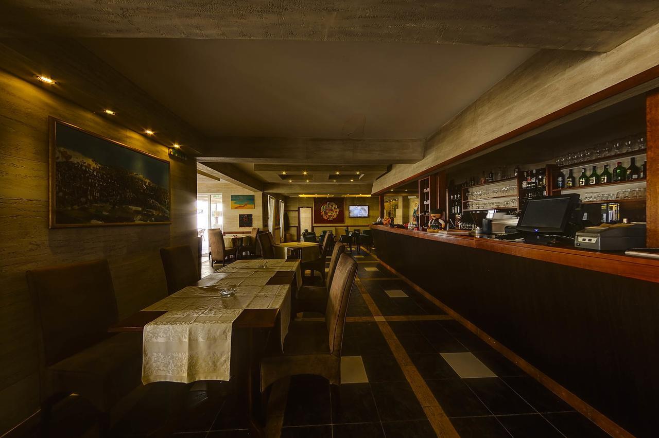 Vila Etna Hotel Ugrinovci  Buitenkant foto