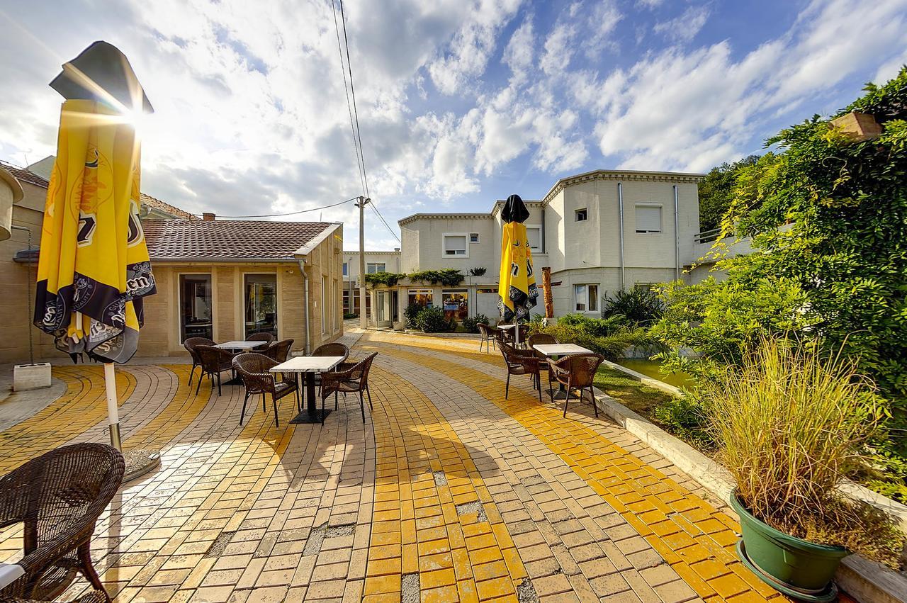Vila Etna Hotel Ugrinovci  Buitenkant foto