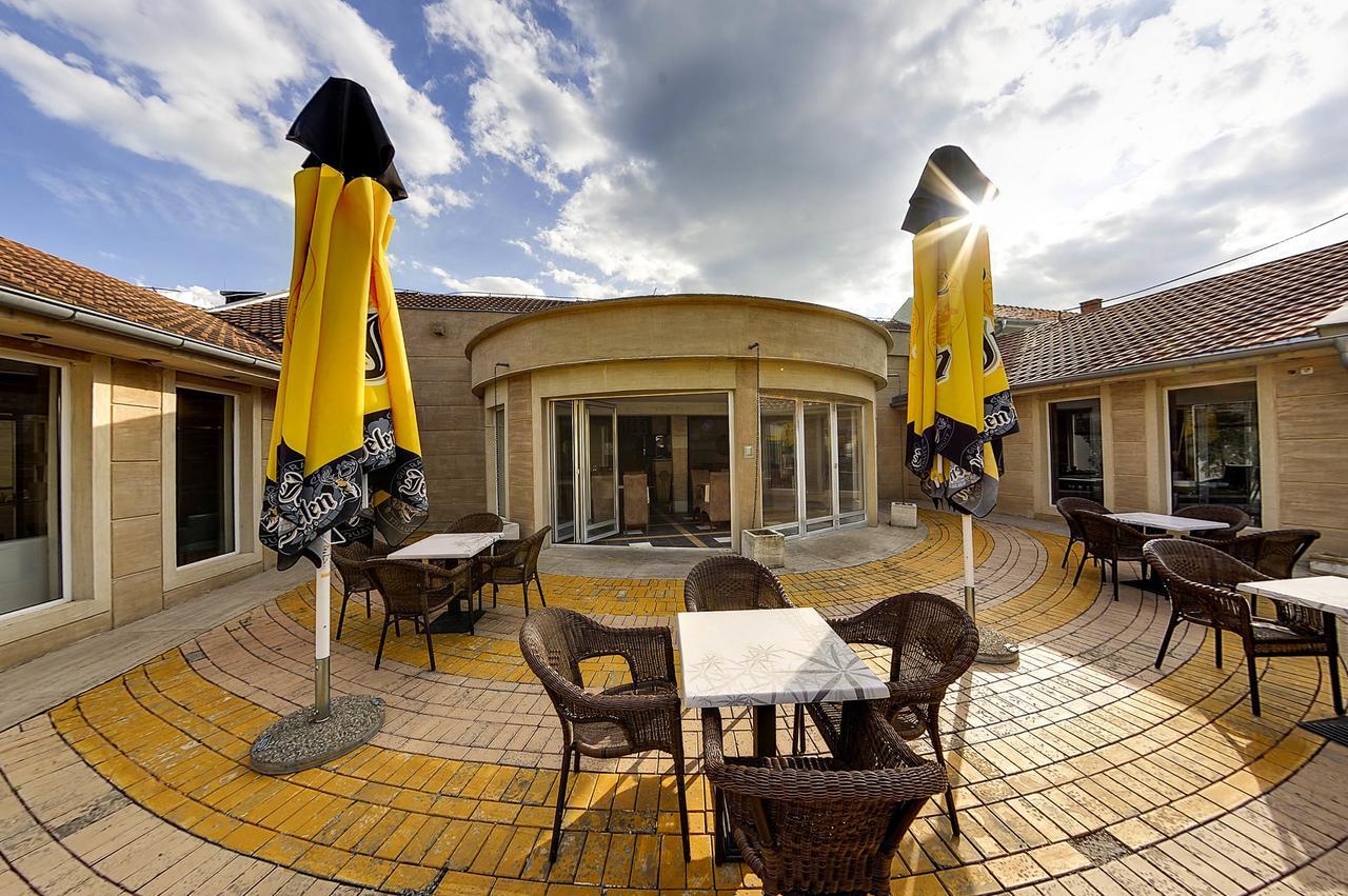 Vila Etna Hotel Ugrinovci  Kamer foto